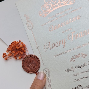 Geburtstagseinladung mit elfenbeinfarbenem Umschlag, vergoldetem Acrylglas rosegold, Wachssiegel und getrockneten Wildblumen Kupfer, Sweet 15 Birthday, Acryl