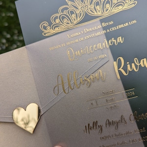 Quinceamaßa Einladung mit goldenem Umschlag, vergoldetem Acrylgold, goldenem Acrylherz, Sweet 15 Birthday, klarem Acryl, Kroneneinladung