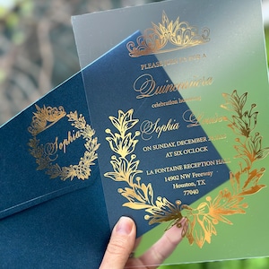 Invito per la Quinceañera con busta blu navy metallizzata, acrilico dorato, sigillo di cera bianca e fiori selvatici secchi, invito per il quindicesimo compleanno