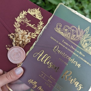 Invito per la Quinceañera con busta bordeaux, acrilico dorato, sigillo di ceralacca e fiori selvatici secchi, dolce 15° compleanno, acrilico trasparente, corona