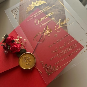Convite de 15 anos com detalhes em Borgonha, envelope vermelho, acrílico dourado, lacre de cera e flores silvestres secas, aniversário de 15 anos, acrílico transparente