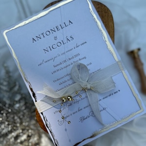 Busta perlescente, invito in acrilico con lamina d'oro, invito di nozze minimale, semplice, elegante e accattivante con nastro di perle e lino