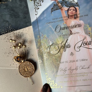 Invito per la Quinceañera con busta rosa cipria, acrilico dorato, sigillo di ceralacca e fiori selvatici secchi dorati. Dolce 15° compleanno con foto.