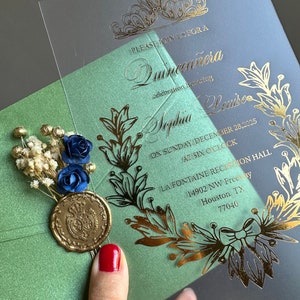 Invitación de quinceañera con sobre verde esmeralda metalizado, acrílico dorado, sello de lacre blanco y flores silvestres secas Invitación de cumpleaños para dulces 15