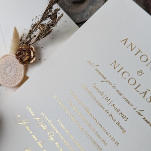 Cartón grueso color marfil, sobre color marfil, flores secas metálicas, sellos de lacre para tarjetas de invitación con impresión tipográfica en lámina de oro acrílico, invitación de lujo