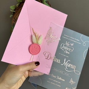 Invito per la Quinceañera con busta rosa e rosa dorata, sigillo di ceralacca e fiori bianchi secchi. Inviti per il quindicesimo compleanno, XV Anos.