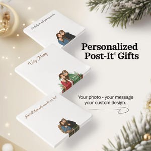Op de afbeelding: Witte Post-it-notities met aangepaste illustraties en tekst. De notities bevatten afbeeldingen van koppels en zinnen als "So lucky to call you my picture" en "Very Merry." Het product wordt beschreven als "Personalized Post-It Gifts."