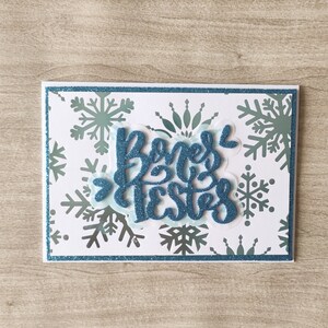 Sneeuwvlokkaart met blauwe glitters, kerstkaart met zilverfolie, Merry and Bright winterkaart, Wintermandala, Spaans, Catalaans