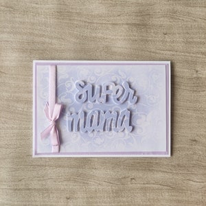 Bellissimo biglietto per la festa della mamma in rilievo lilla con morbido sfondo floreale romantico e ornato con un fiocco coordinato, regalo perfetto per la mamma