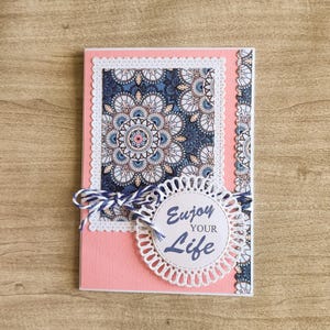Elegante handgemaakte kaart met mandala's in roze en blauw, "Enjoy Your Life" wenskaart met positieve boodschap, delicate kaart voor elke gelegenheid, cadeau voor moeder