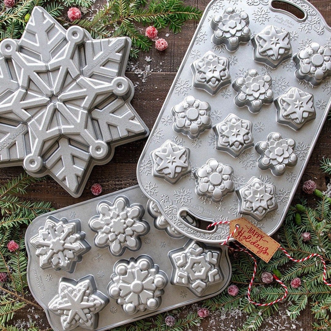 Snowflake Mini Cake Tin. A 6 Hole Snowflake Pan Perfect for