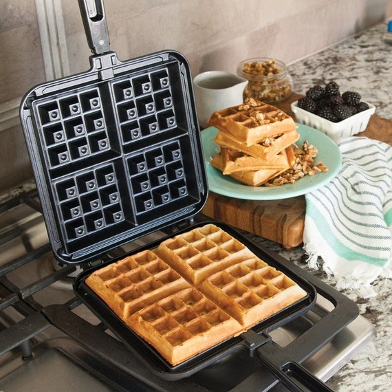 Macchina per waffle belga. Prepara autentici waffle belgi con questa macchina  per waffle belga da piano cottura originale Nordic Ware. Irrorare con lo  sciroppo d'acero -  Italia