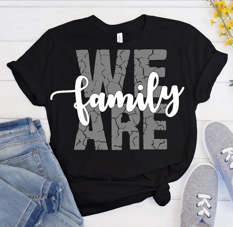 Puede incluir: Camiseta negra con un gr&aacute;fico blanco que dice "We Are Family" en una fuente desgastada.