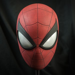 Op de afbeelding: Een rood en zwart Spider-Man-masker met een gedetailleerd webpatroon en gaasoogjes.