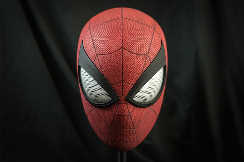 Puede incluir: Una m&aacute;scara de Spider-Man roja y negra con un patr&oacute;n de telara&ntilde;a detallado y agujeros de malla para los ojos.