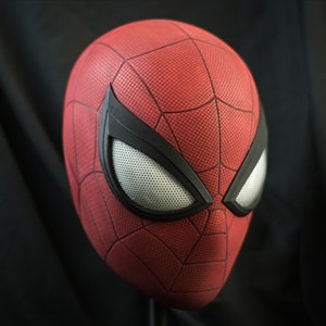Puede incluir: Una m&aacute;scara de Spider-Man roja y negra con un patr&oacute;n de telara&ntilde;a detallado y una cubierta de malla para los ojos.