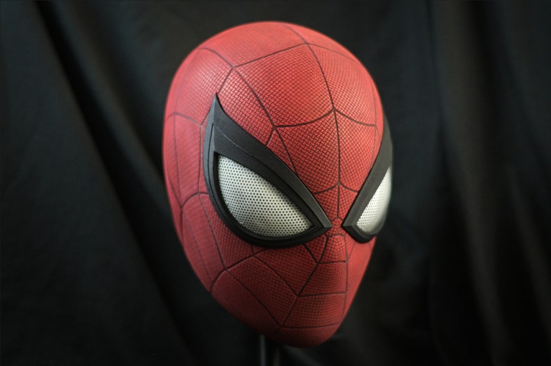 Puede incluir: Una m&aacute;scara de Spider-Man roja y negra con un patr&oacute;n de telara&ntilde;a detallado y una cubierta de malla para los ojos.