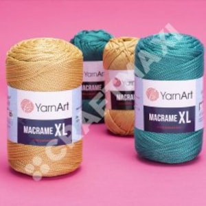 Peut inclure: Quatre bobines de fil YarnArt Macrame XL. Deux bobines sont dorées et deux bobines sont turquoise.