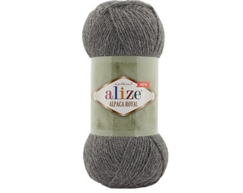 Puede incluir: Un ovillo de hilo Alpaca Royal gris de la marca Alize. La etiqueta dice "natural" y "NUEVO" con el nombre de la marca "alize" y el tipo de hilo "ALPACA ROYAL".