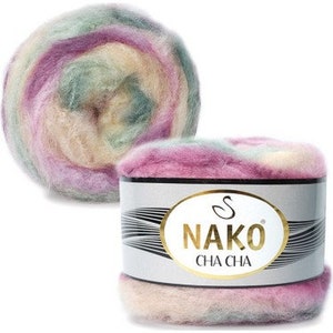 Könnte beinhalten: Eine Garnrolle Nako Cha Cha in einem mehrfarbigen Ombre-Muster mit Schattierungen von Rosa, Grün und Creme.