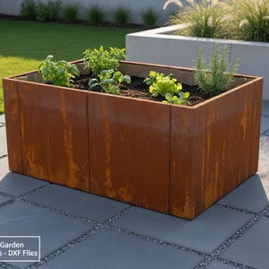 Puede incluir: Una jardinera rectangular de metal con aspecto envejecido, llena de tierra y varias hierbas y plantas verdes. La caja es de color marrón óxido y se encuentra sobre un patio de piedra gris. La imagen incluye el texto "Modular Garden Solutions - DXF Files".