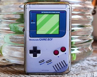 Vintage Nintendo GAME Boy Flip Top Aansteker Winddicht GRATIS GRAVEEREN Benzine Benzine Sigaren Sigaretten Bijgevuld Flip Style Retro Aanstekers