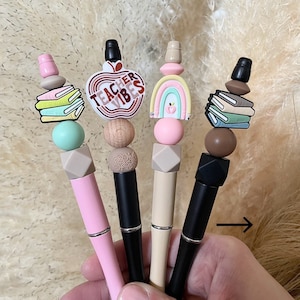 Stylos pour enseignants : arc-en-ciel, pomme, livres, ambiance enseignante, cadeaux personnalisés, idées cadeaux pour enseignant, assistant pédagogique, orthophoniste