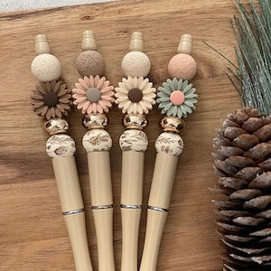 Stylos à bille | Marguerite | Fleurs sauvages | Bohème | Perles en silicone | Marguerites | Personnalisé | Idées cadeaux mignonnes | Idées cadeaux pour les enseignants | Maman