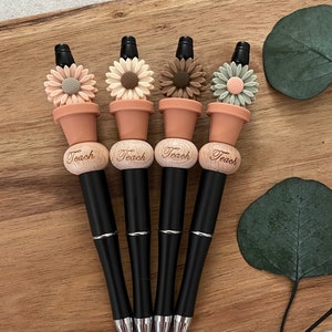 Stylos à bille | Idées cadeaux pour les enseignants | Merci de m'avoir aidé à grandir | Pots de fleurs| Perles en silicone | Marguerites | Fleurs sauvages | Enseigner | Cadeaux mignons