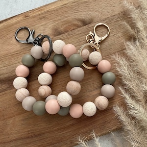 Porte-clés avec bracelet en perles : silicone, bois et dentelle