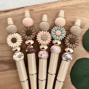 Stylos à bille | Marguerite | Fleurs sauvages | Bohème | Perles en silicone | Marguerites | Personnalisé | Idées cadeaux mignonnes | Idées cadeaux pour les enseignants | Maman | Infirmière | IA
