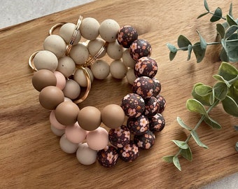 Porte-clés au poignet avec perles en silicone floral : Caramel et rose poudré style vintage floral campagnard