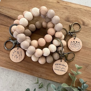 Porte-clés bracelet en perles de silicone : dentelle florale, breloque en bois personnalisée