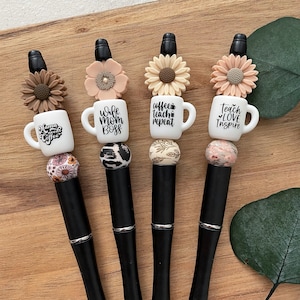Stylos à bille | Tasse à café en perles | Idées cadeaux pour les enseignants | Enseigner l'amour, inspirer | Répétition de l'enseignement du café | maman a besoin de café | Idées cadeaux mignonnes | Maman