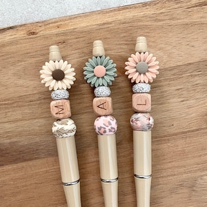 Stylos à bille | Marguerite | Porte-clés | Fleurs sauvages | Bohème | Perles en silicone | Fleurs | Nom personnalisé | Personnalisé | initiales | Idées cadeaux pour les enseignants