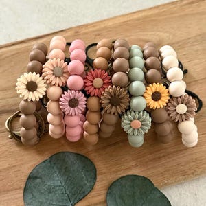 Porte-clés au poignet | Perles en silicone 12 mm | Porte-clés neutres | Neutres de fleurs sauvages | Marguerite | Bracelets | Idée cadeau pour professeur | Ficelle extensible
