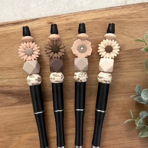 stylos marguerite | Stylos | Perles | Perles en silicone | Marguerites | Fleurs sauvages | Bohème | Dame aux plantes | Cadeaux pour enseignants | Fleurs | Printemps | Fleurs sauvages