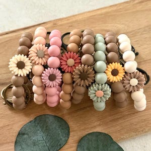 Sleutelhangers met polsbandje | 12 mm siliconenkralen | Neutrale sleutelhangers | Neutrale wilde bloemen | Madeliefje | Armbanden | Cadeau-idee voor leraar | Rekkoord