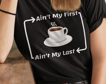 Ain't My First Ain't My Last Coffee | Kaffee T-Shirt | Kaffeeliebhaber Geschenk | I Love Coffee | Kaffeetrinker | Unisex - Herren & Damen T-Shirt