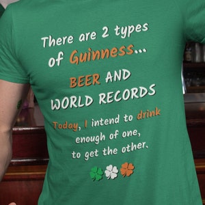 K&ouml;nnte beinhalten: Ein gr&uuml;nes T-Shirt mit einem wei&szlig;en und orangenen Design, auf dem steht "There are 2 types of Guinness... BEER AND WORLD RECORDS. Today, I intend to drink enough of one, to get the other." Das Shirt wird von einer Person mit einem gr&uuml;nen Hut und Bart getragen.