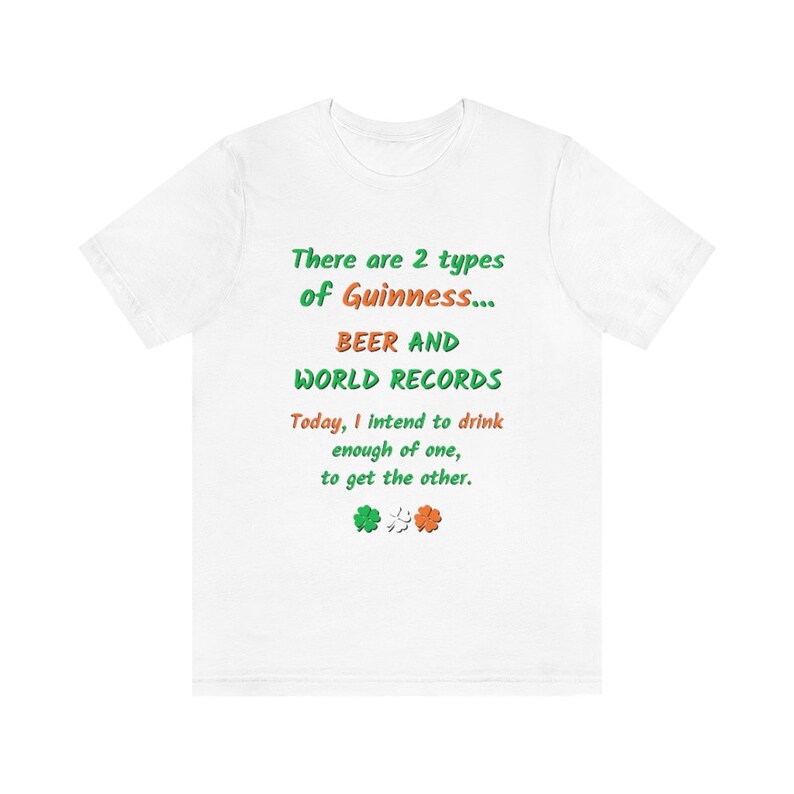 K&ouml;nnte beinhalten: Wei&szlig;es T-Shirt mit einem gr&uuml;nen Kleeblatt-Design und dem Text "There are 2 types of Guinness... BEER AND WORLD RECORDS. Today, I intend to drink enough of one, to get the other."