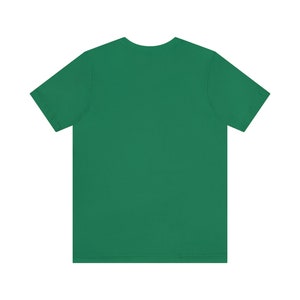 K&ouml;nnte beinhalten: Ein einfarbiges gr&uuml;nes T-Shirt mit kurzen &Auml;rmeln.