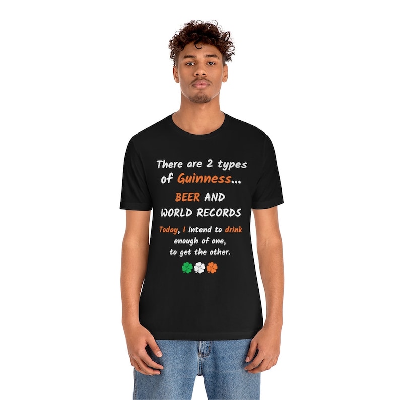 K&ouml;nnte beinhalten: Ein schwarzes T-Shirt mit einem wei&szlig;en Aufdruck, der lautet: "There are 2 types of Guinness... BEER AND WORLD RECORDS. Today, I intend to drink enough of one, to get the other." Der Aufdruck enth&auml;lt auch drei Kleebl&auml;tter.