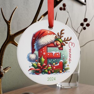 Adorno navideño con nombre y letra E 2024, adorno navideño personalizado, adorno festivo con reno, adorno con nombre personalizado y cinta de recuerdo