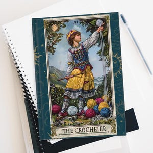 Diario de cartas del Tarot Libro de proyectos 'The Crocheter' Diario de crochet Regalo para crochet Planificador de crochet Cuaderno en espiral Regalo para artesanos Libro