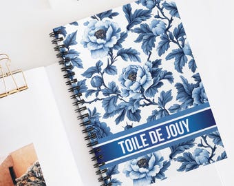 Puede incluir: Una libreta de espiral azul y blanca con un patrón floral y el texto "Toile de Jouy" en la portada.