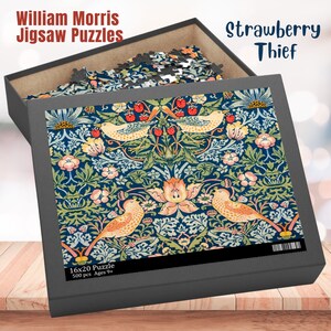 Peut inclure: Un puzzle de 500 pièces représentant un motif de William Morris appelé "Strawberry Thief". Le puzzle représente un fond bleu avec un motif floral et des oiseaux. La boîte est noire avec le titre "Strawberry Thief" et "William Morris Jigsaw Puzzles" imprimé dessus. Le puzzle mesure 40,6 x 50,8 cm et est recommandé pour les enfants de 9 ans et plus.