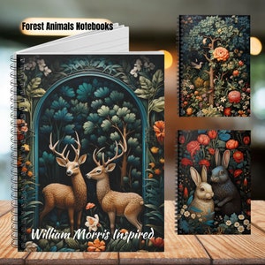 Può includere: Due quaderni a spirale con tema di animali della foresta. Il primo quaderno presenta un cervo in una lussureggiante foresta verde con il testo "William Morris Inspired". Il secondo quaderno presenta un coniglio e una lepre in un giardino fiorito.