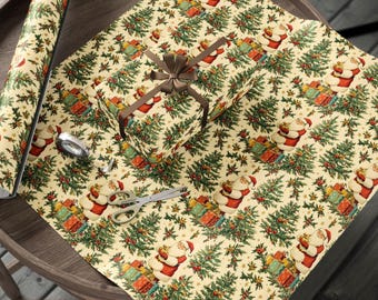 Op de afbeelding: Vintage Santa cadeaupapier met een feestelijk patroon met de kerstman, kerstbomen en ingepakte cadeaus. Een ingepakt cadeau met een bruin lint ligt op het papier, samen met een schaar en plakband. De tekst "3 SIZE ROLLS" is zichtbaar.