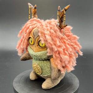 Bambola d&#39;arte fantasy fatta a mano, creatura OOAK unica, statuetta di peluche morbida, giocattolo mitologico da collezione, stravagante decorazione boschiva, cavaliere vuoto
